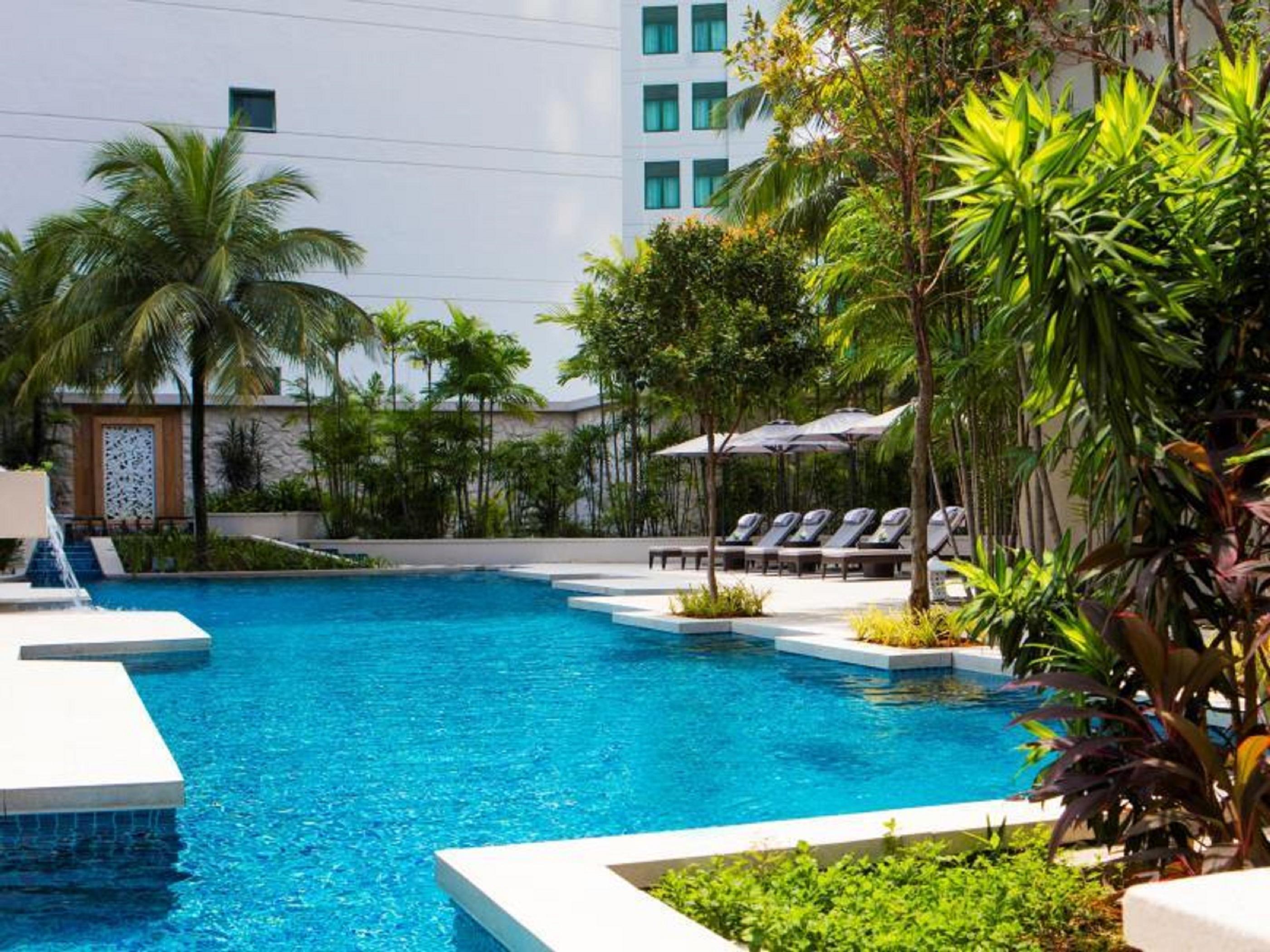Hotel The Ritz-Carlton, Kuala Lumpur Zewnętrze zdjęcie The pool at the hotel