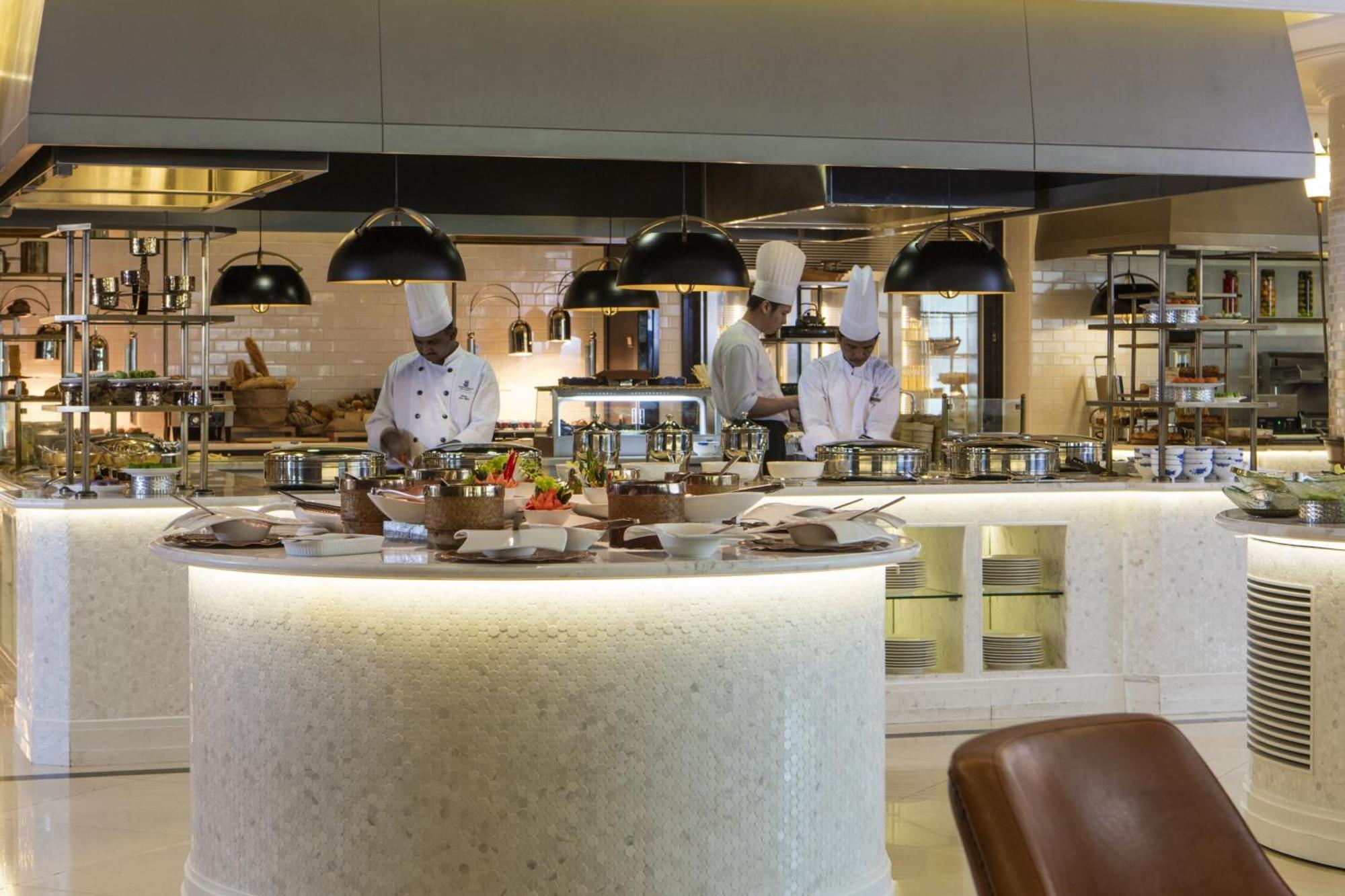 Hotel The Ritz-Carlton, Kuala Lumpur Zewnętrze zdjęcie The kitchen at the Emirates Lounge at Dubai International Airport