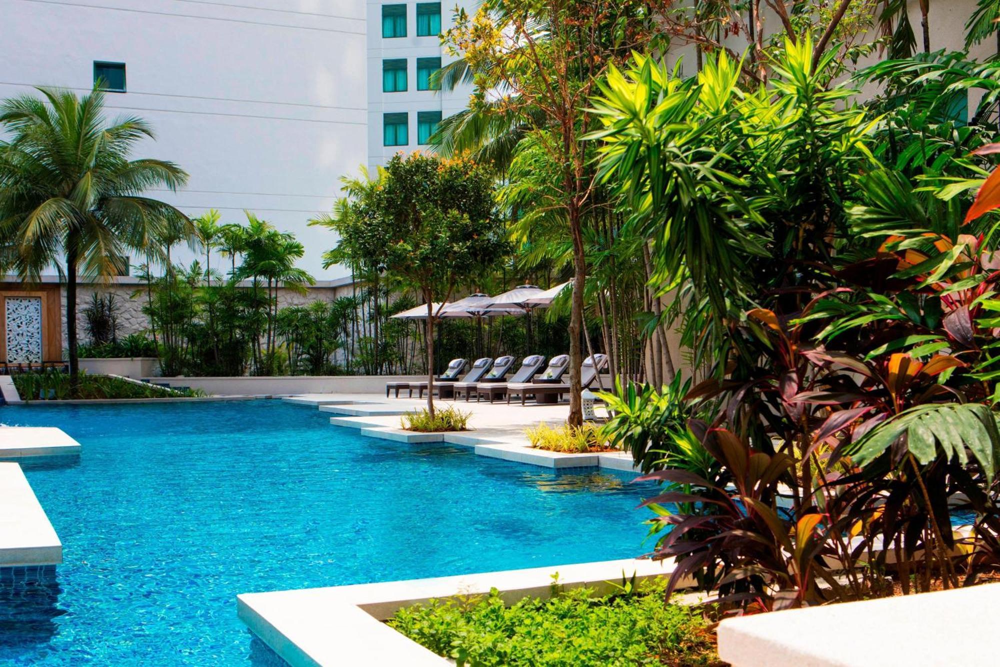 Hotel The Ritz-Carlton, Kuala Lumpur Zewnętrze zdjęcie The pool at the hotel