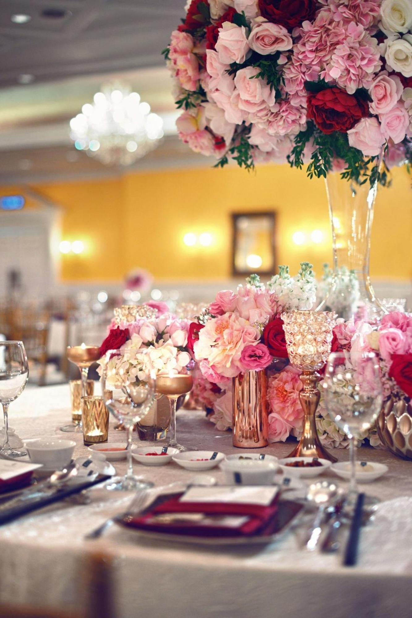 Hotel The Ritz-Carlton, Kuala Lumpur Zewnętrze zdjęcie A table decorated with flowers