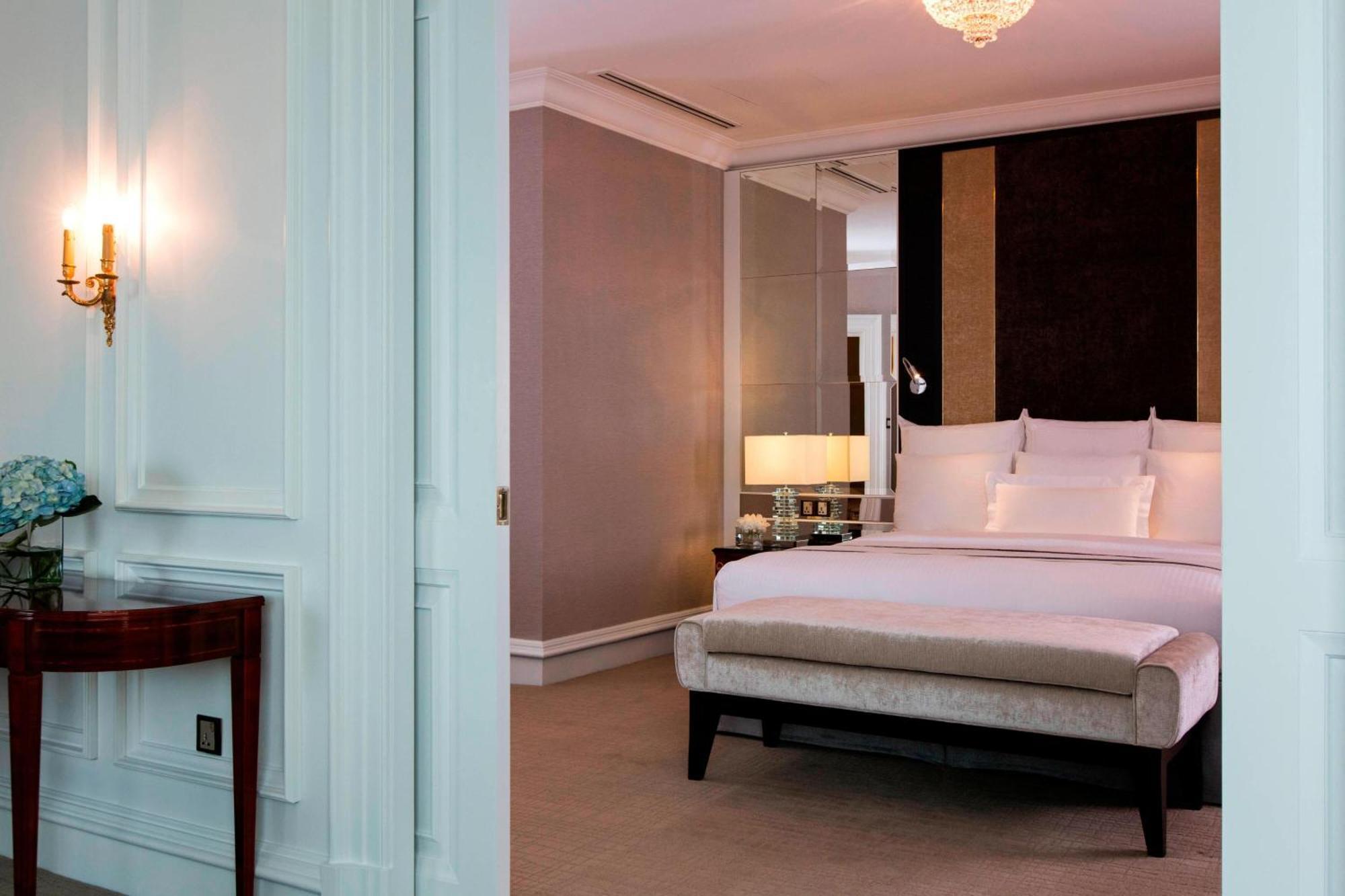 Hotel The Ritz-Carlton, Kuala Lumpur Zewnętrze zdjęcie A bedroom at the Mandarin Oriental, Bangkok