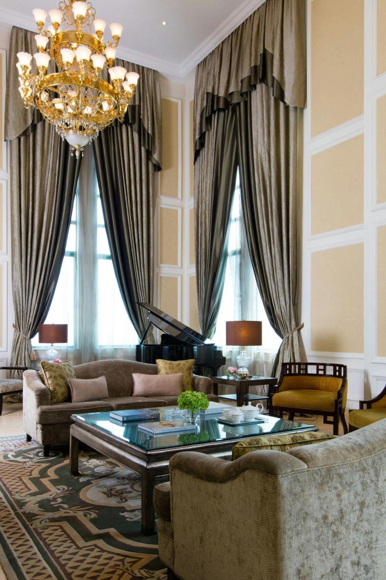 Hotel The Ritz-Carlton, Kuala Lumpur Zewnętrze zdjęcie The living room of a suite at The Peninsula