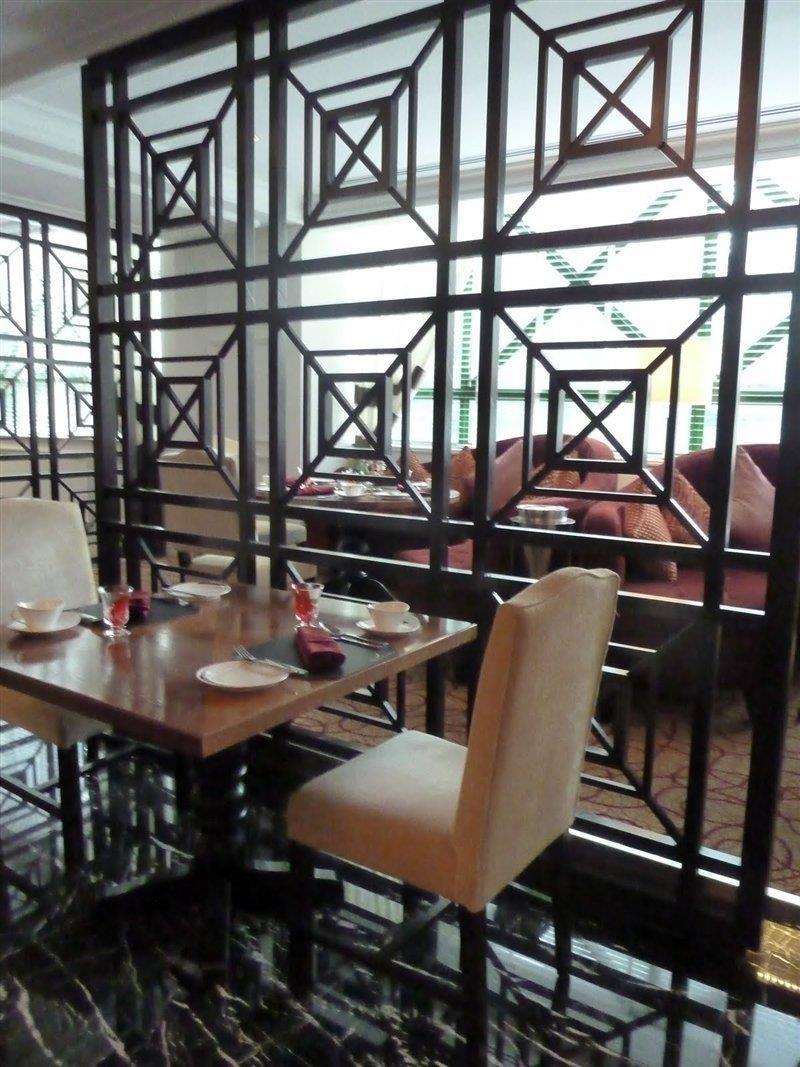 Hotel The Ritz-Carlton, Kuala Lumpur Zewnętrze zdjęcie Interior of a restaurant in the city