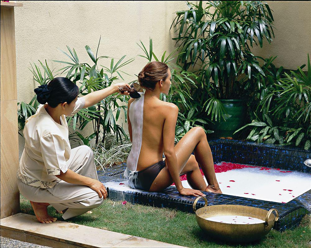 Hotel The Ritz-Carlton, Kuala Lumpur Zewnętrze zdjęcie A spa treatment